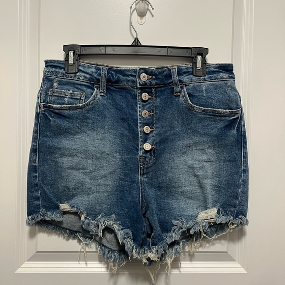 Button front cut off Jean shorts - Picture 1 of 2